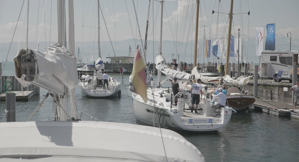 Segelboote verlassen den Hafen